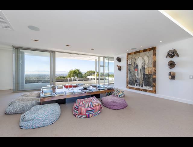7 BEDROOM FREESTANDING TO LET IN CONSTANTIA